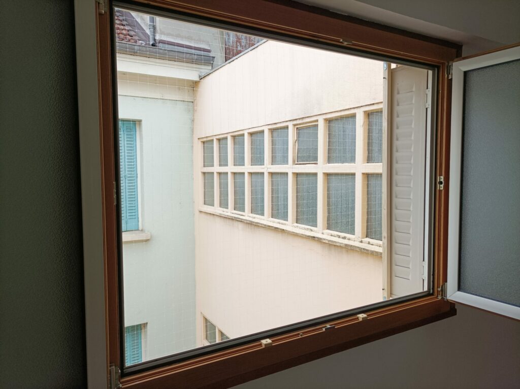Création d'un cadre de fenêtre en bois avec filet transparent