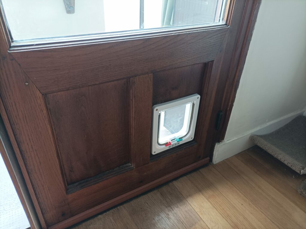 Pose d'une chatières dans une porte fenêtre en bois