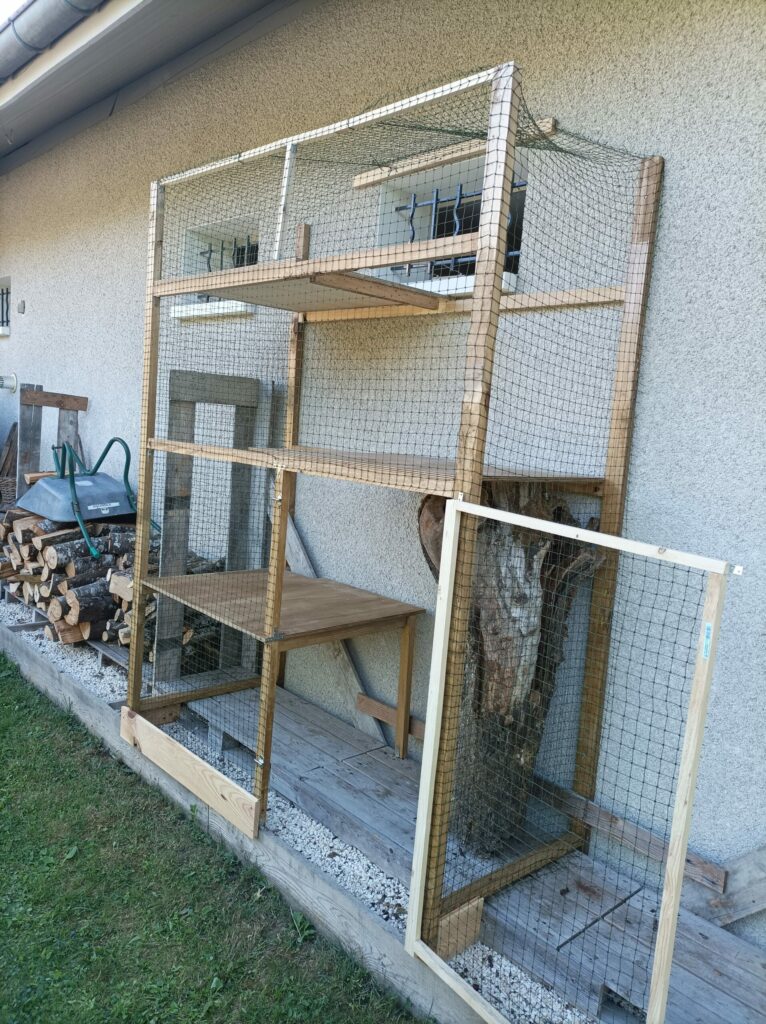 Fabrication d'un enclos pour chats sur mesure
