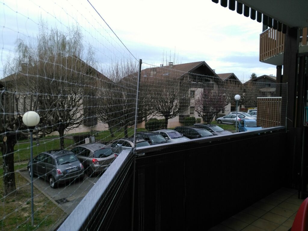 Installation de filets de protection anti chute pour chats sur terrasse à Annecy