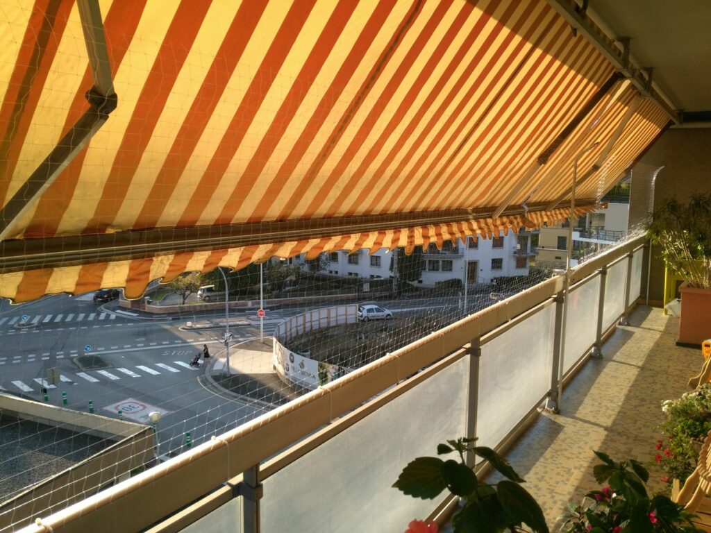 Installation de filets de protection anti chute pour chats sur balcon à Annecy