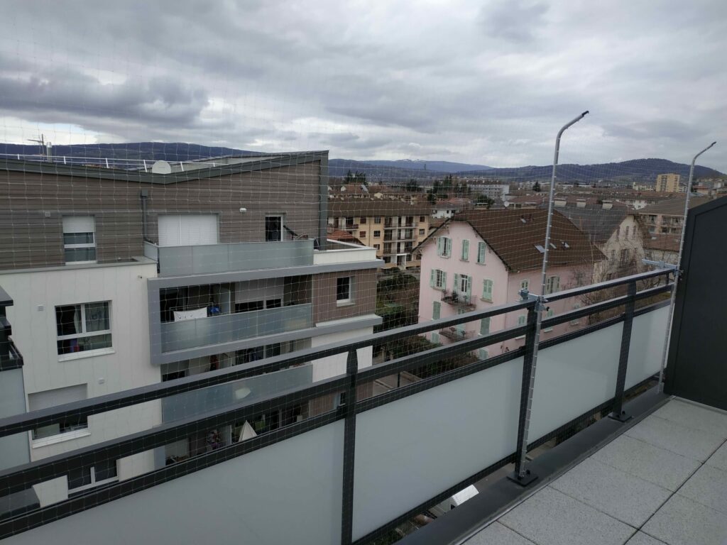 Installation de filets de protection anti chute pour chats sur terrasse à Annecy