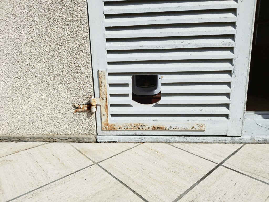 Installation de chatière dans une porte fenetre