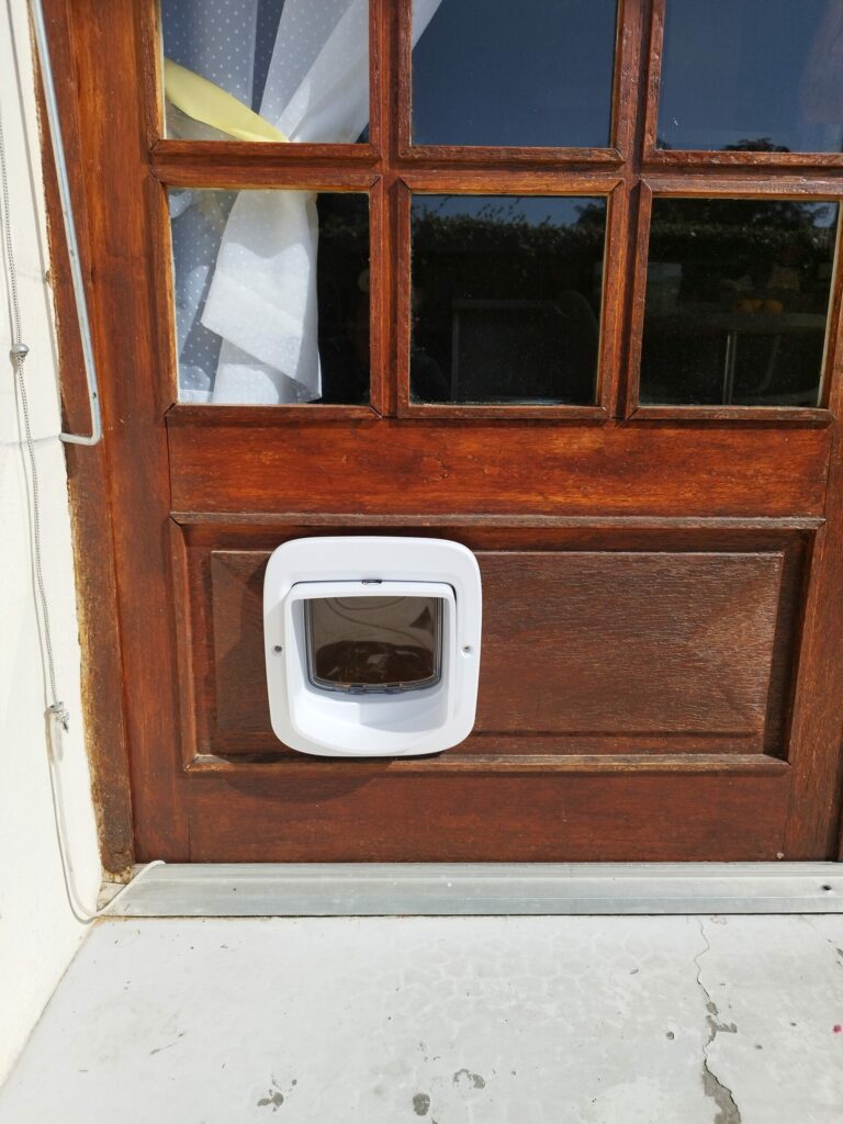 Installation de chatière dans une porte fenetre