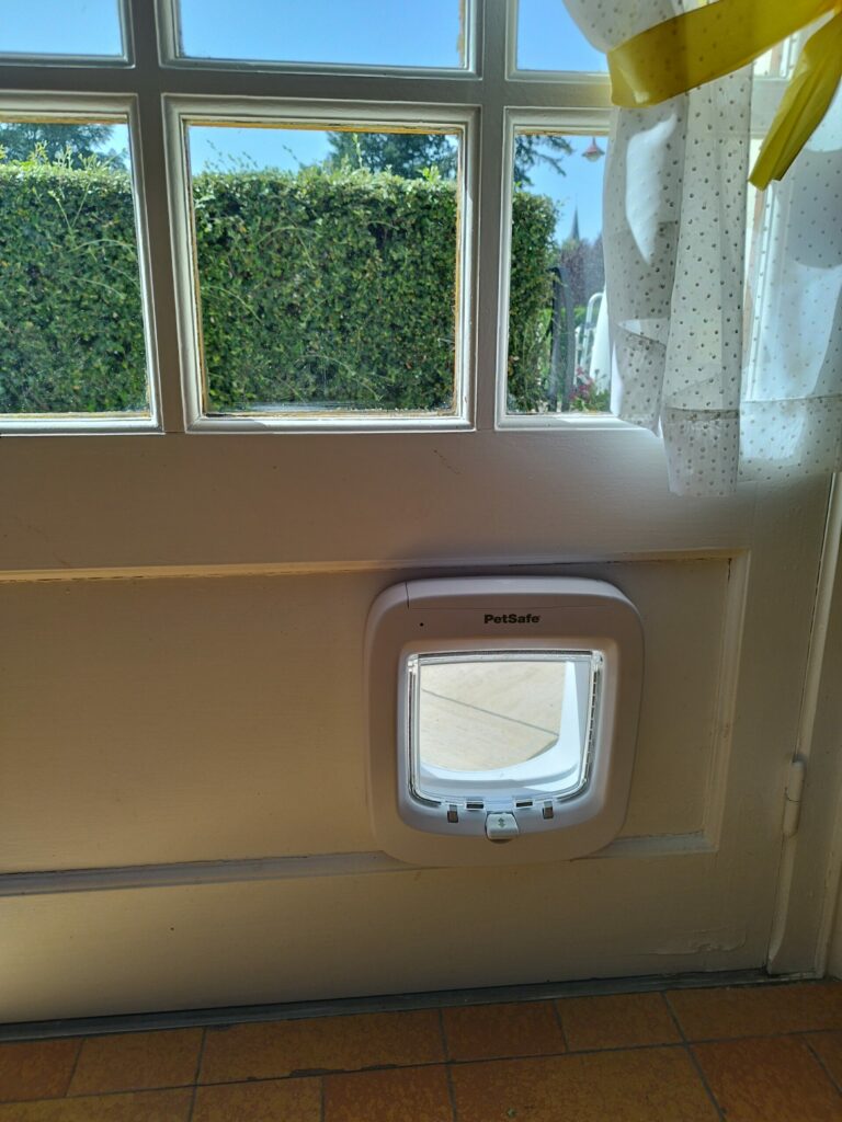 Installation de chatière dans une porte fenetre