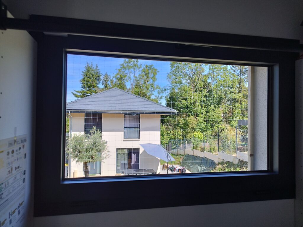 Création d'un cadre avec filet anti chute sur fenêtres à Vetra Monthoux