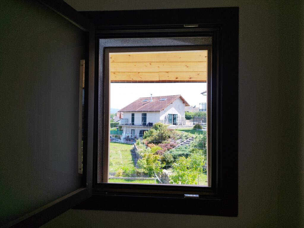 Création d'un cadre avec filet anti chute sur fenêtres à Vetra Monthoux