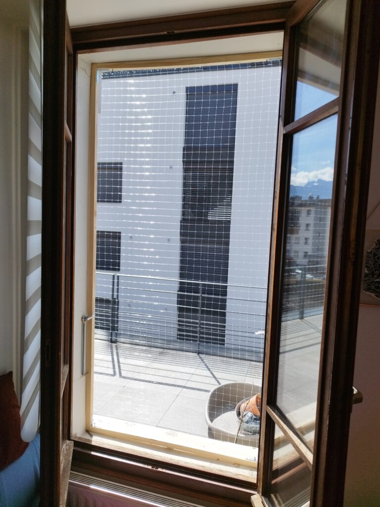 Cadre de fenêtre en filet transparent à Annecy