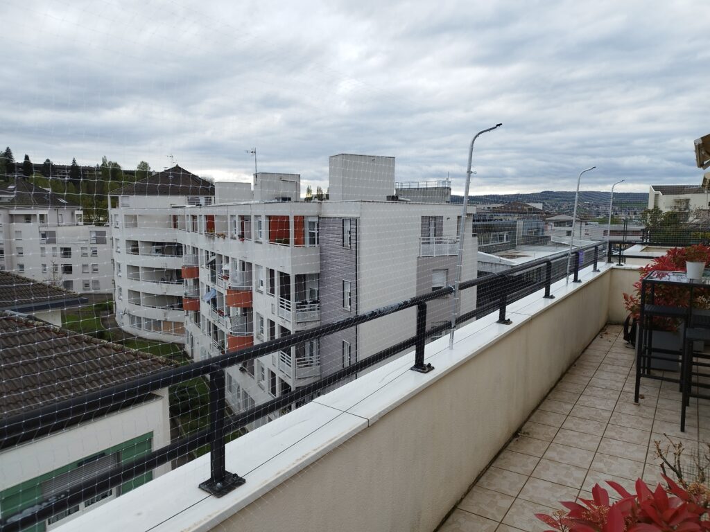 Filet de protection anti chute sur balcon à Seynod