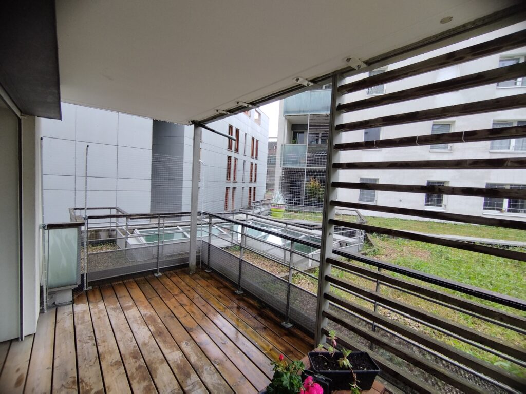 Filet de protection anti chute sur balcon et cadre de fenêtre à Annecy