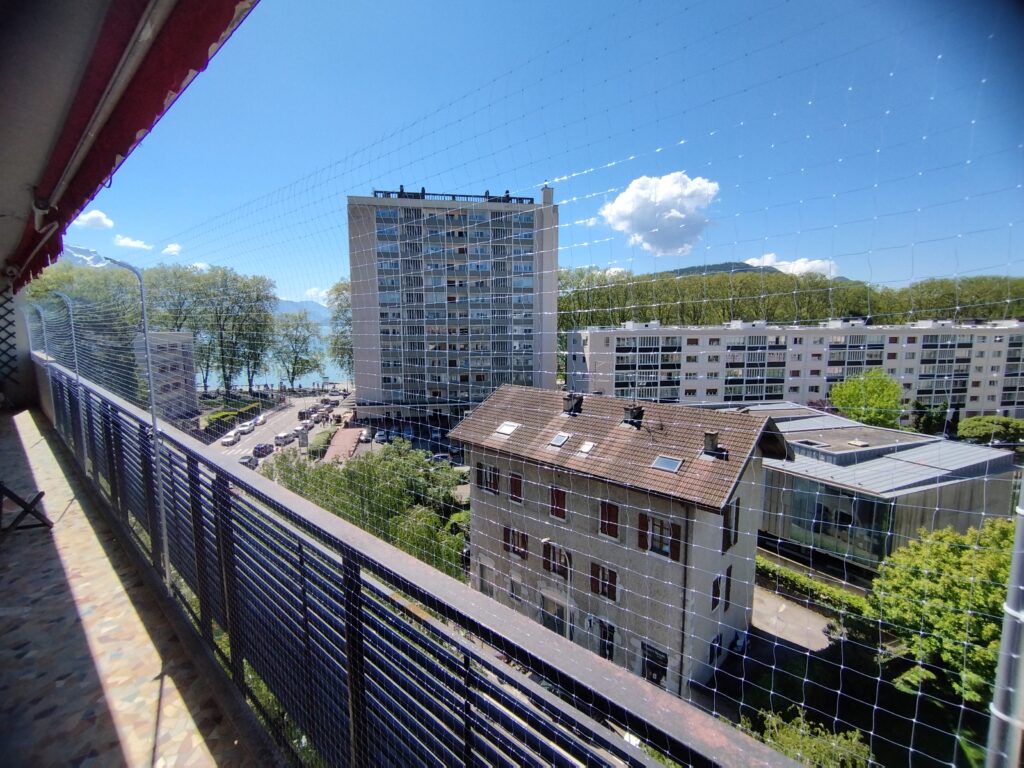 Filet de protection anti chute sur balcon et cadre de fenêtre à Annecy le vieux