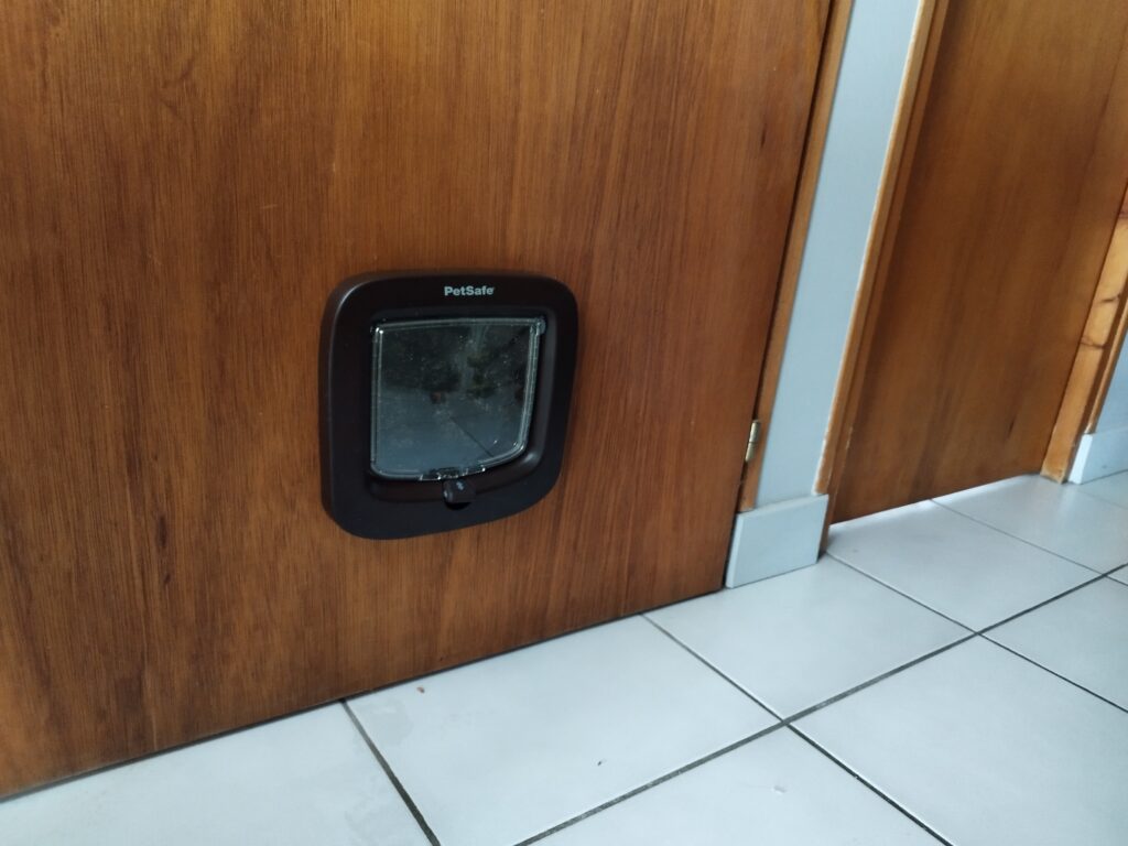 Chatière dans porte d'escalier à Sillingy Haute-Savoie