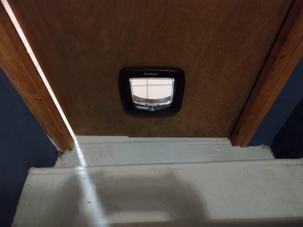 Chatière dans porte d'escalier à Sillingy Haute-Savoie