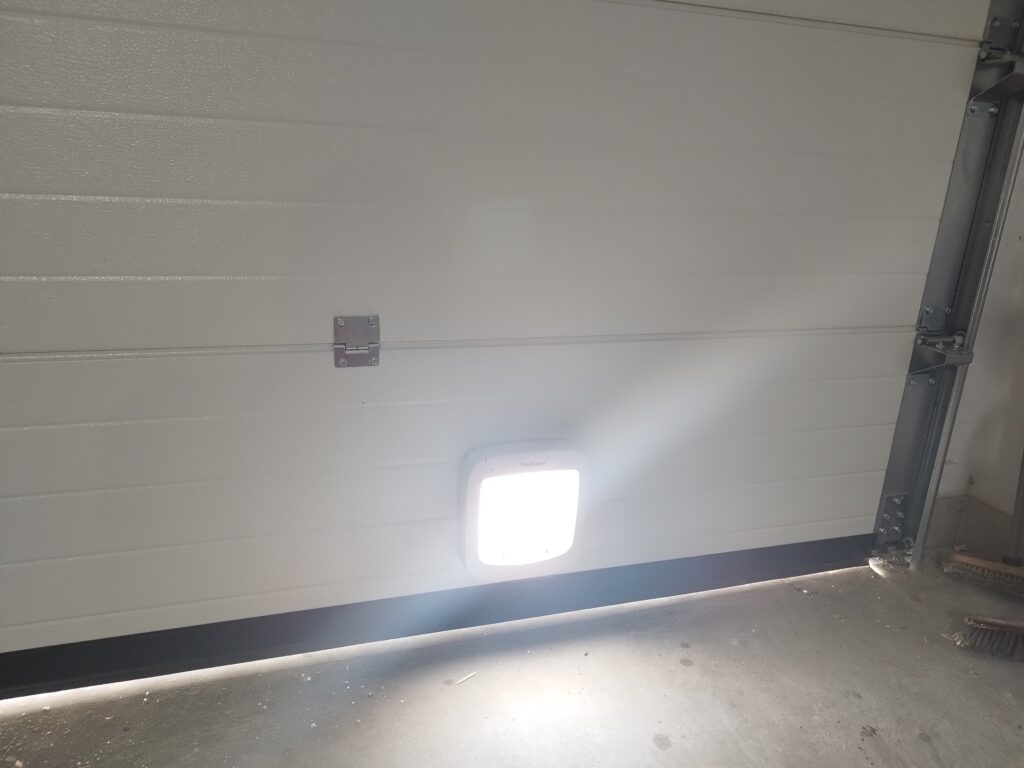 Chatière dans porte de garage métal à Sillingy