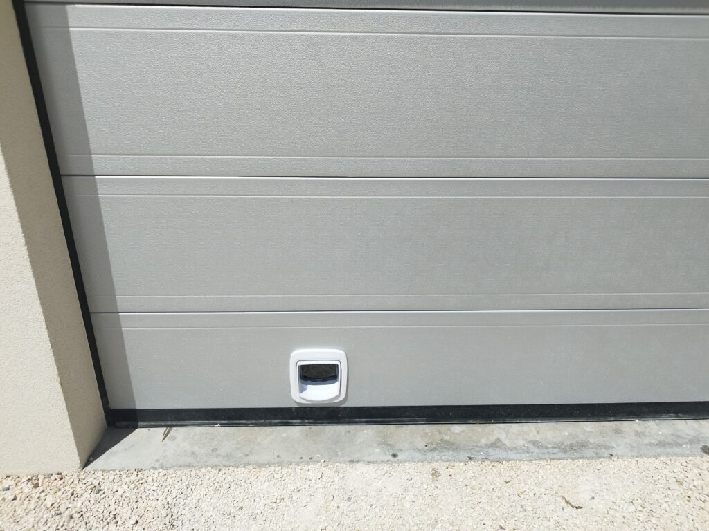 Chatière dans porte de garage à Sillingy